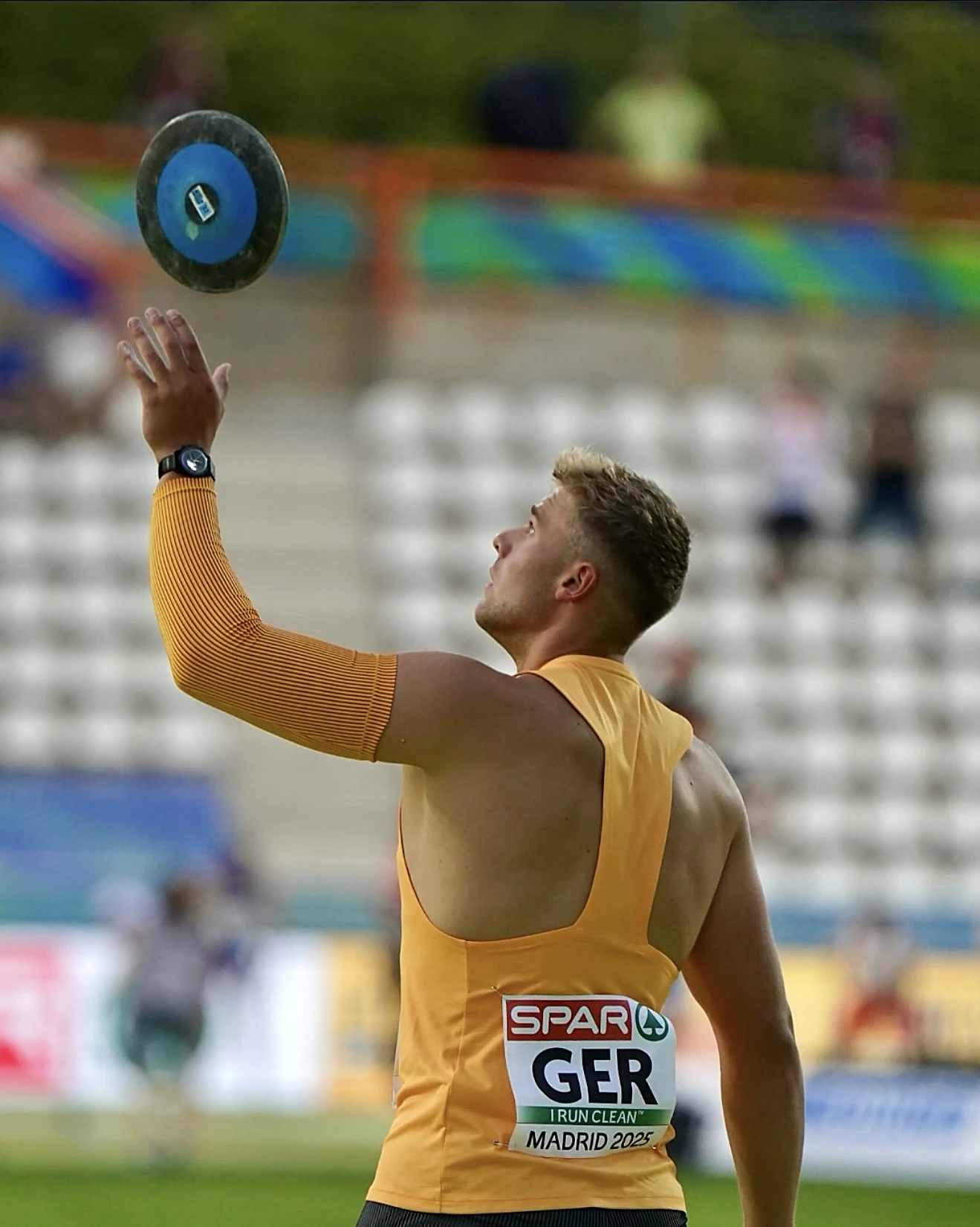 Mika Sosna im deutschen Trikot wirft den Diskus vor dem Wurf in die Luft, Team-EM Madrid 2025