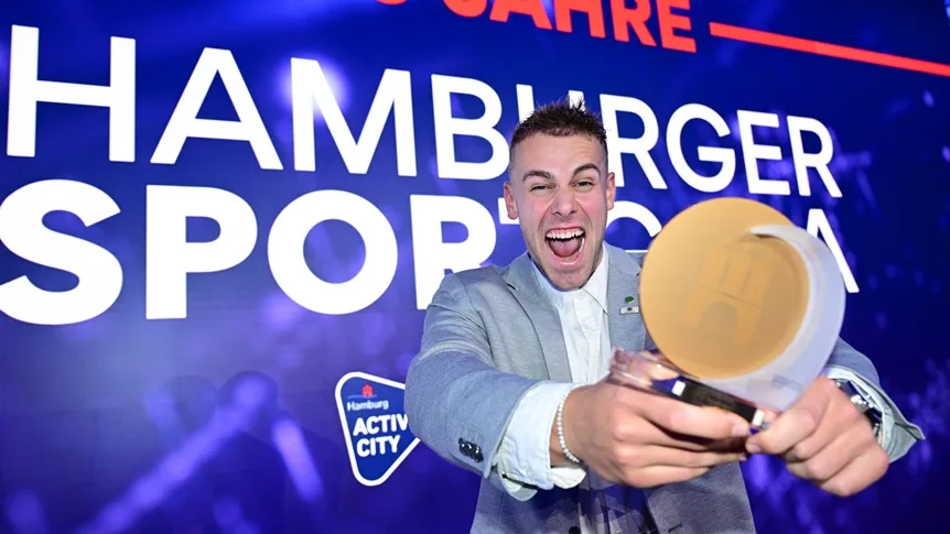 Mika Sosna jubelt mit der Trophäe als Hamburgs Sportler des Jahres 2025